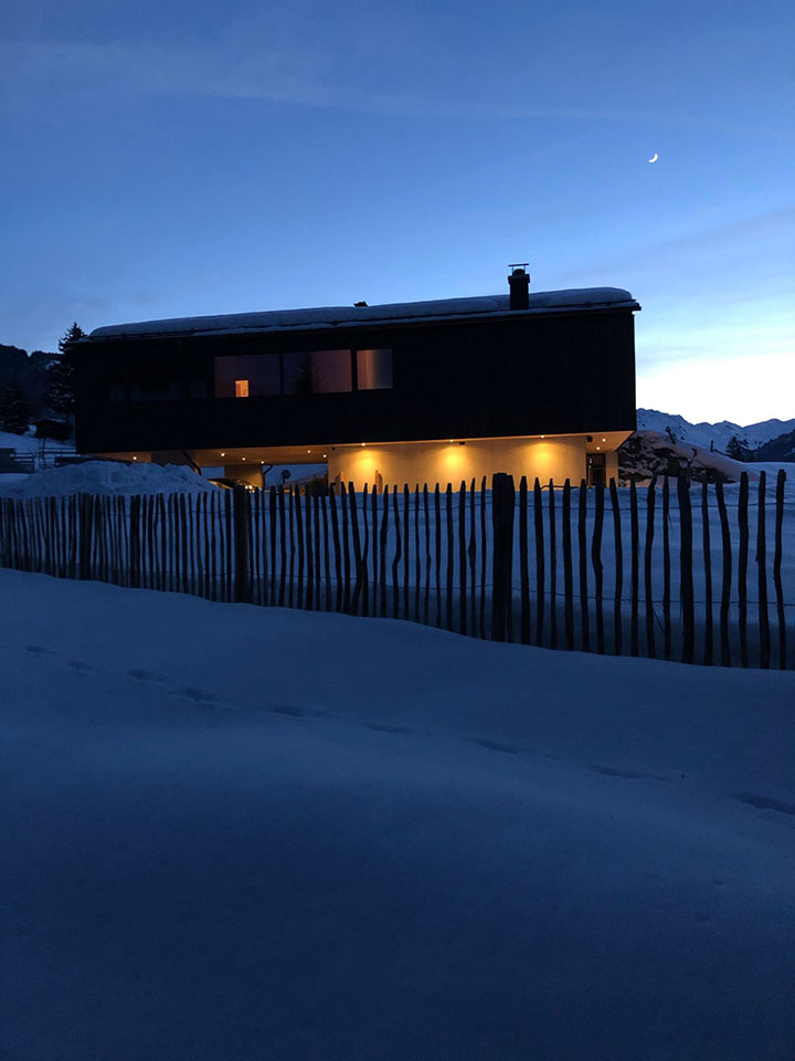 2412-1119 Staketenzaun englisch auf Hügel bei Nacht
