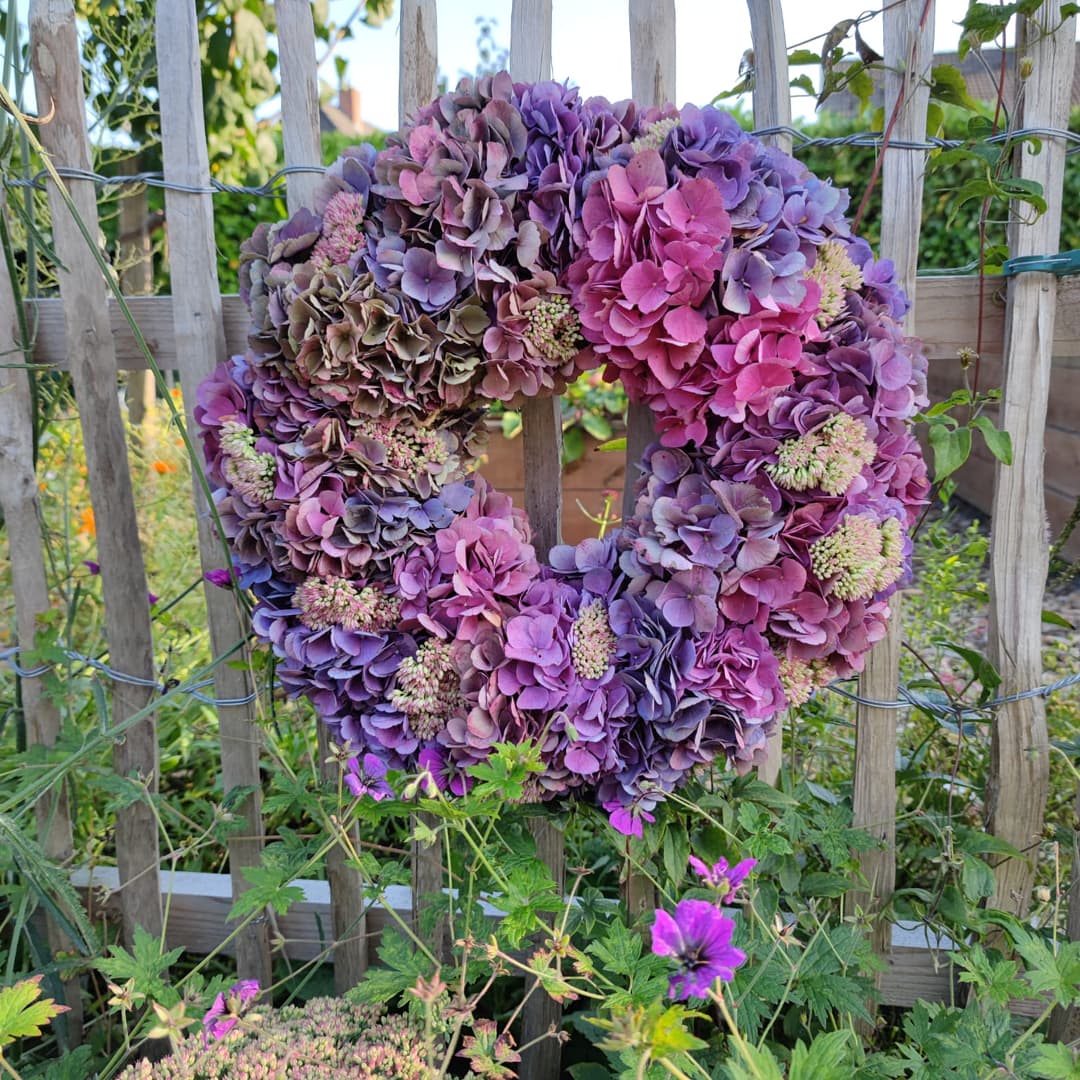 2911-1021 Staketenzaun mit Blumenkranz