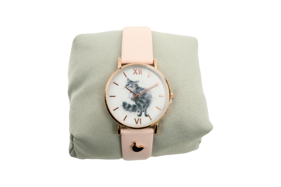 Wrendale Armbanduhr mit rosa Lederarmband, Motiv Katze schaut nach hinten, in Geschenkkarton 9x9cm