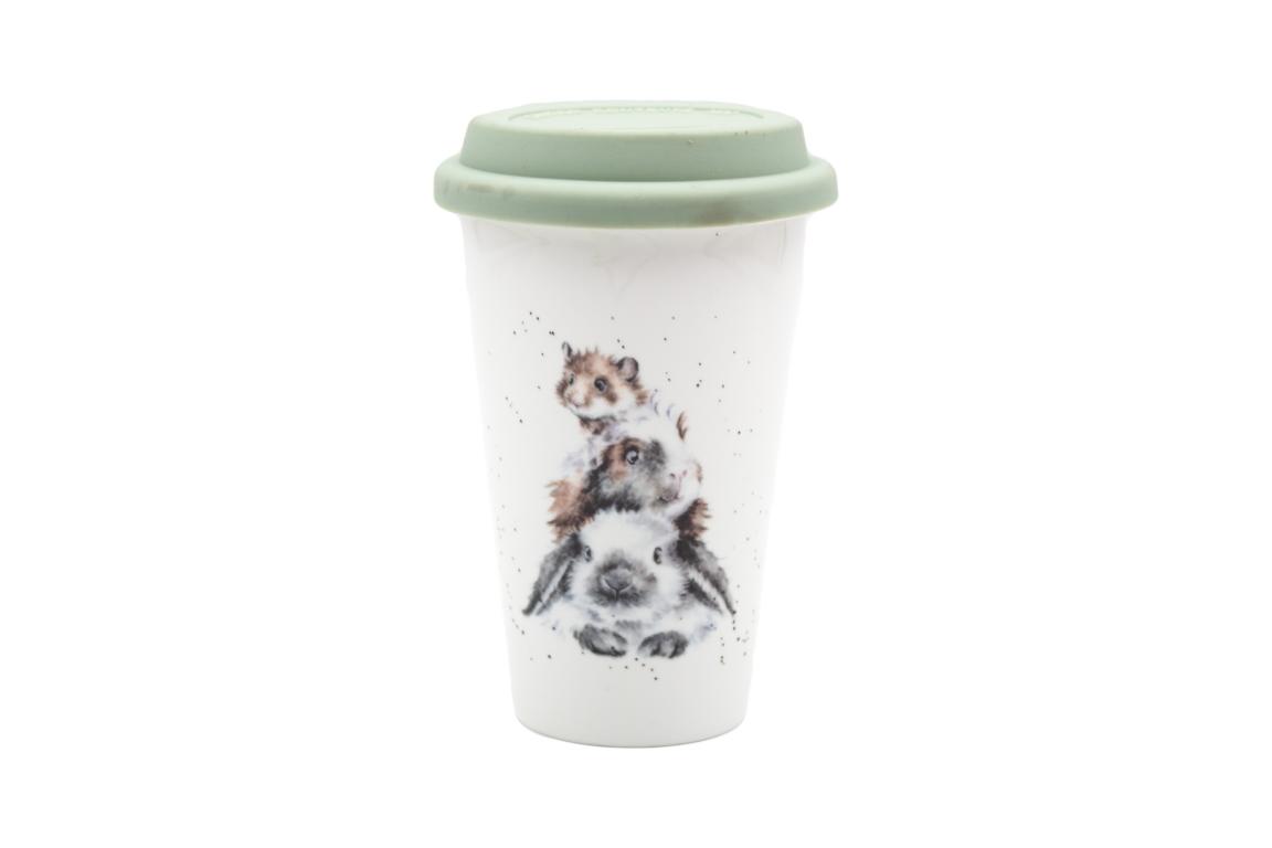Wrendale Coffee to go Becher aus Porzellan, Motiv Hase Meerschweinchen und Hamster liegen übereinander, 0,3 L