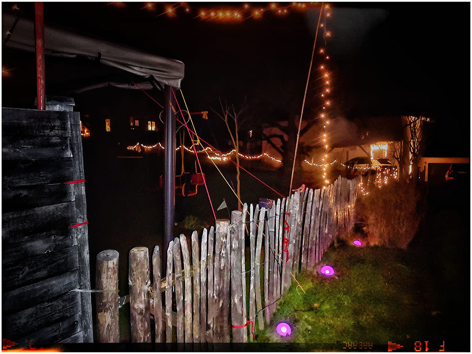0612-1223 Staketenzaun englisch mit Lichterkette bei Nacht