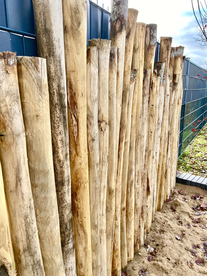3011-1559 Sichtschutz für Sandkasten aus Kastanien Pfähle 2
