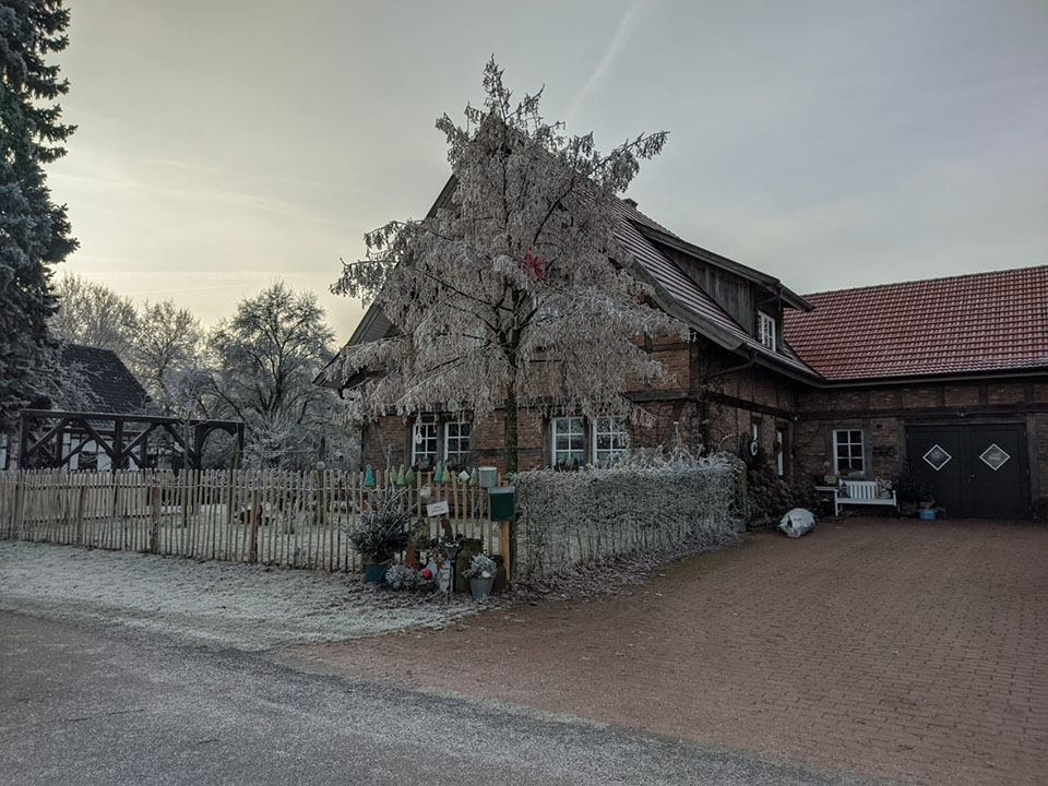 2412-1116 Staketenzaun im Winter mit Zaunhocker