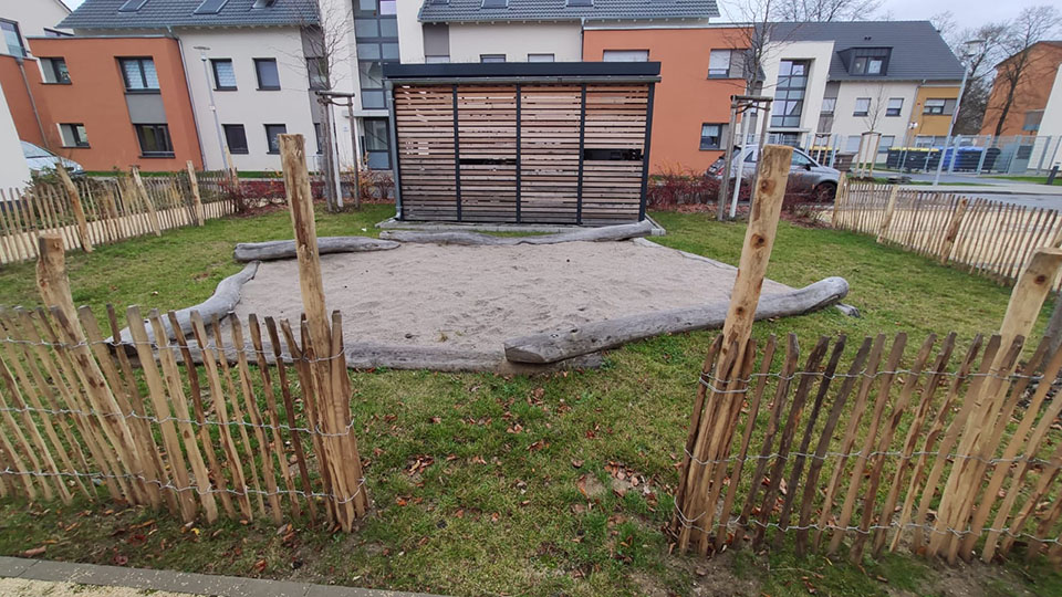 0612-1215 Einzäunung Staketenzaun englisch Spielgelände Sandkasten Robinienholz 1