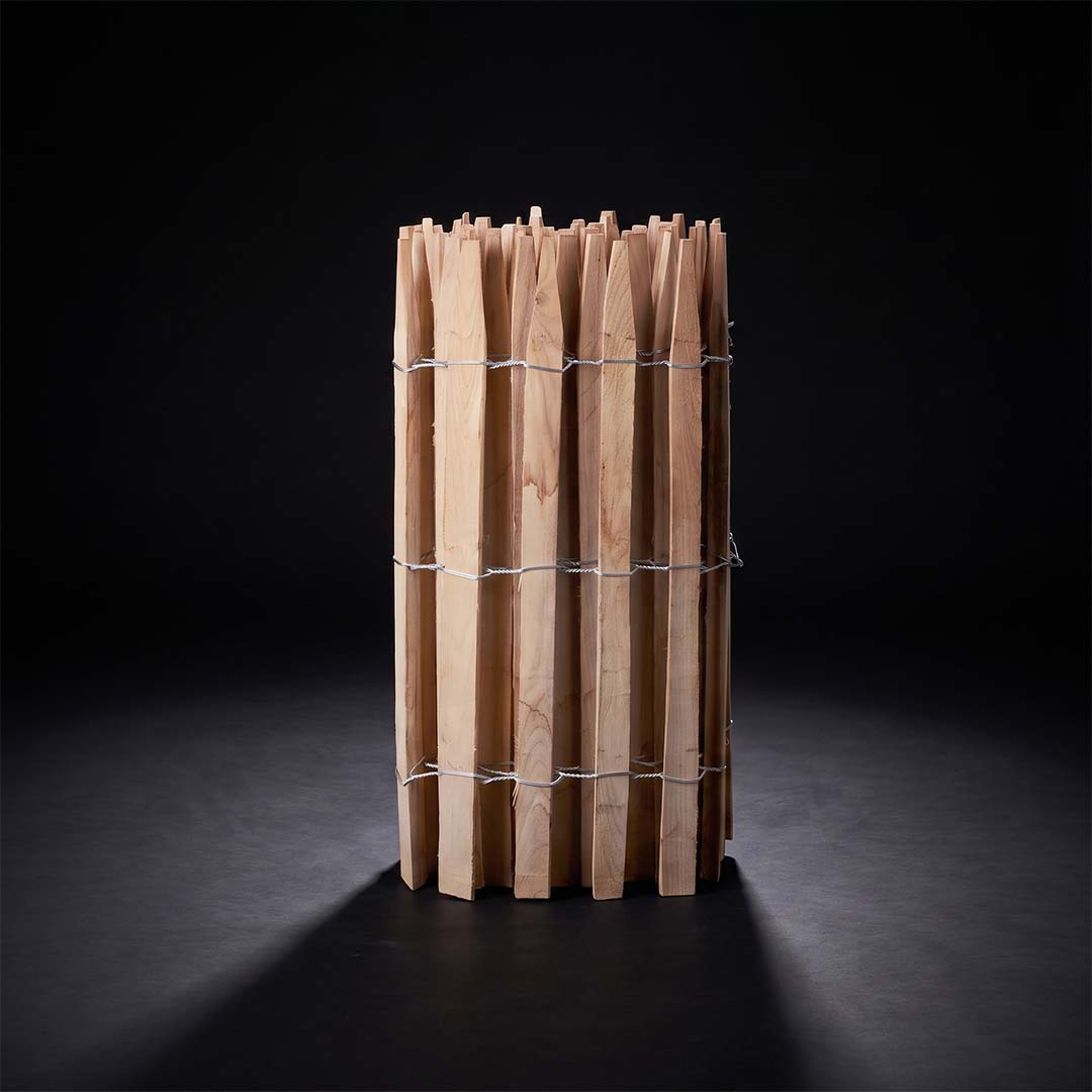 182292-003-2_ai-modified Premium Staketenzaun aus Robinie (gesägt) - Länge 5 Meter, Höhe 80 cm, Lattenabstand 4-5 cm