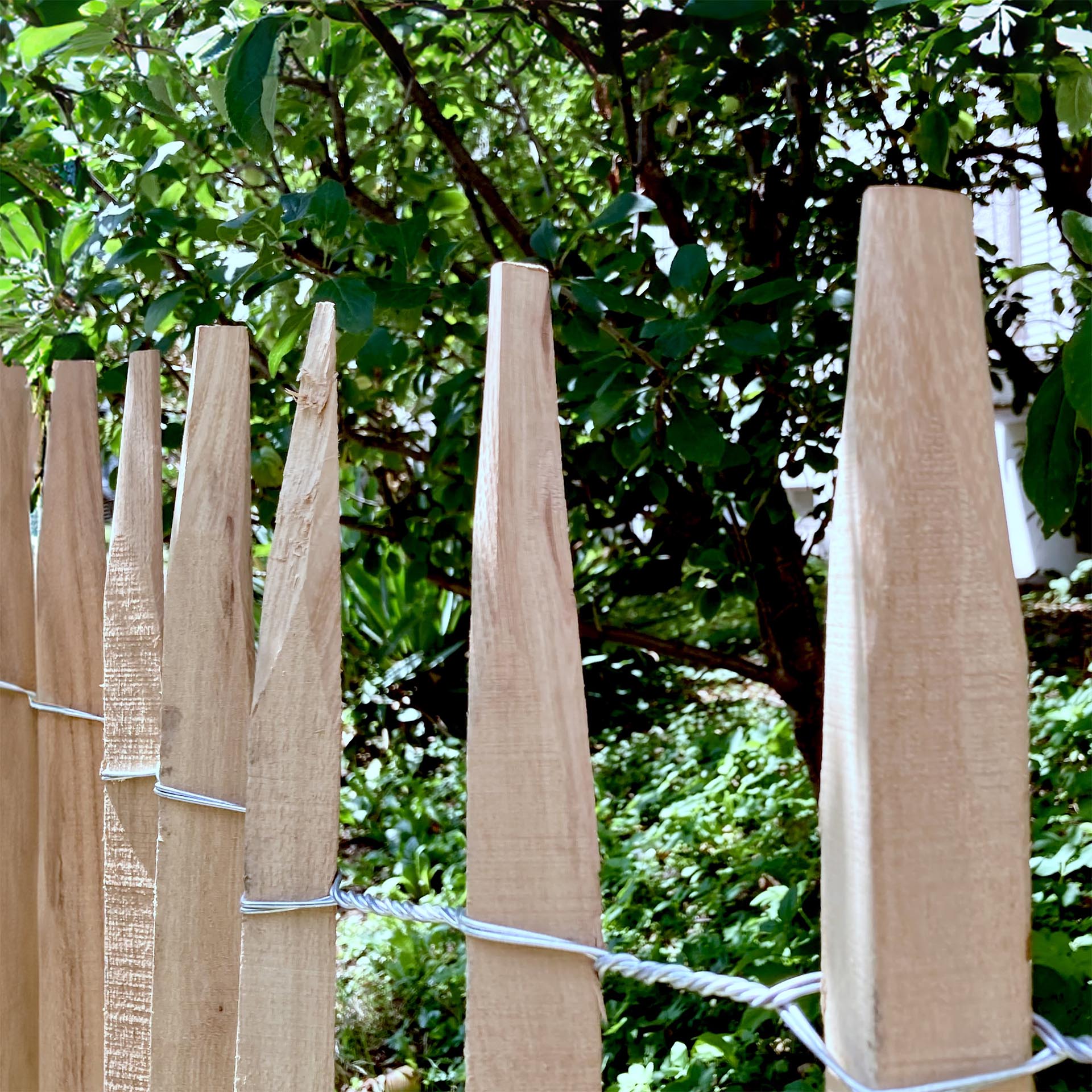 Premium Staketenzaun aus Robinie (gesägt) - Länge 5 Meter, Höhe 120 cm, Lattenabstand 6-7 cm
