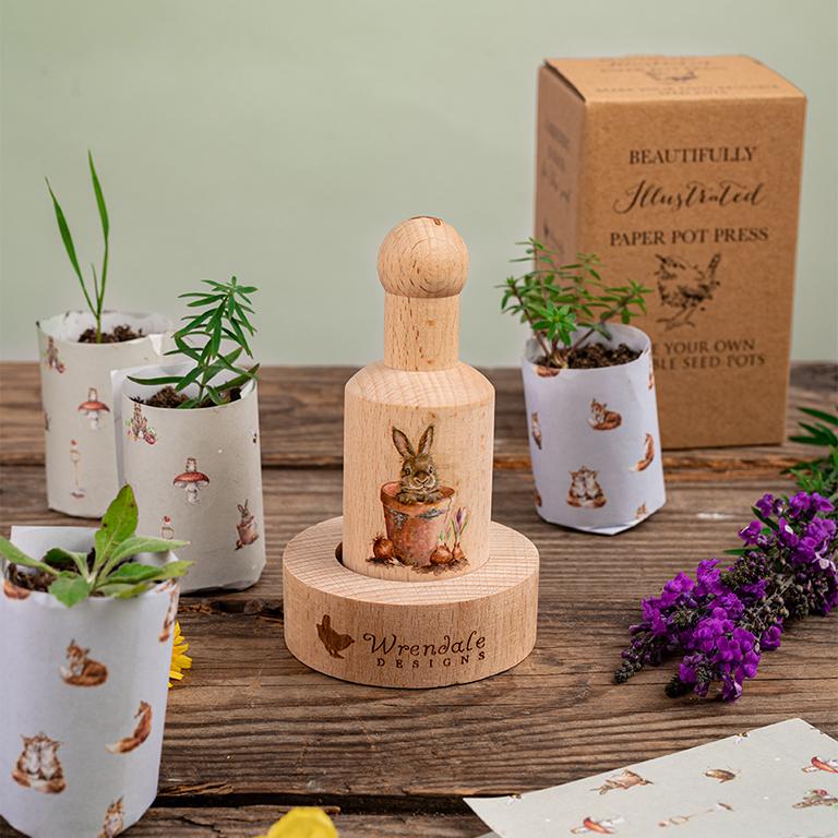 Wrendale Papiertopfpresse, Motiv Hase im Blumentopf " Garden friends", FSC Buchenholz, in bedruckter Box, 12x 7cm
