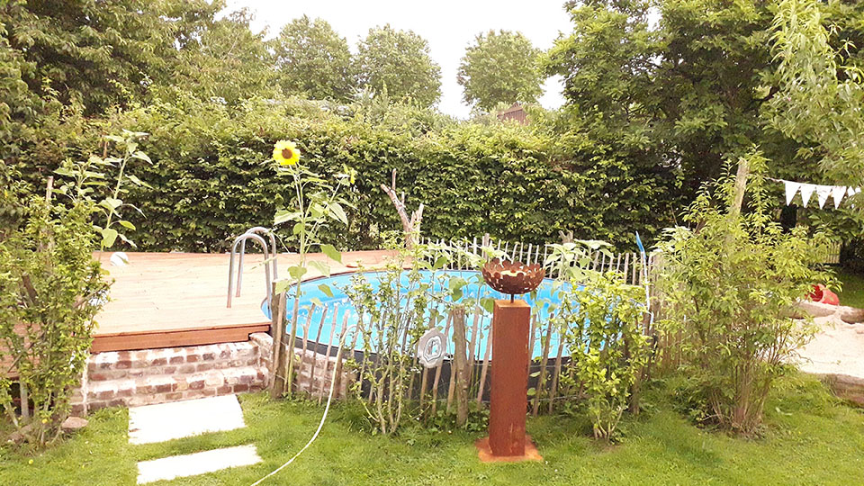 2911-2146 Staketenzaun Haselnuss Poolumrandung