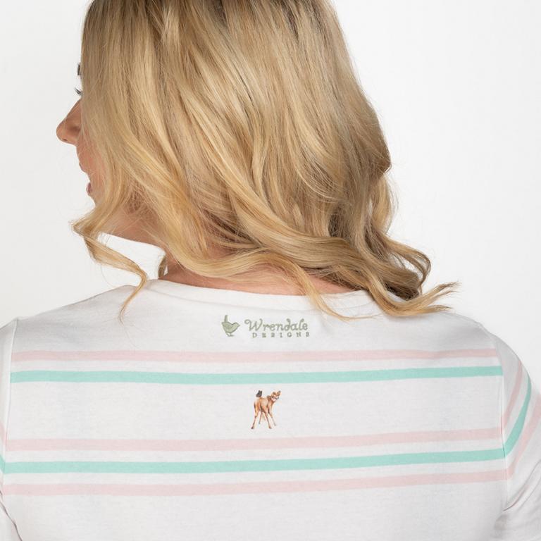 Wrendale T-Shirt, weiß mit Streifen in mint und rosa, Motiv Kälbchen mit Schmetterling, Small Wrendale T-Shirt, weiß mit Streifen in mint und rosa, Motiv Kälbchen mit Schmetterling, Small