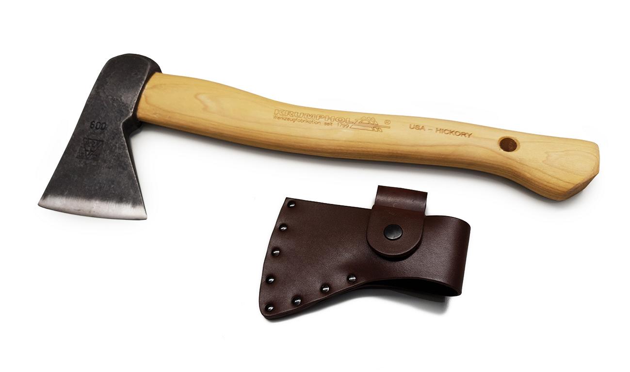 Krumpholz, Wildererbeil mit Hickory-Kuhfuß-Stiel und Lederschutz Krumpholz, Wildererbeil mit Hickory-Kuhfuß-Stiel und Lederschutz