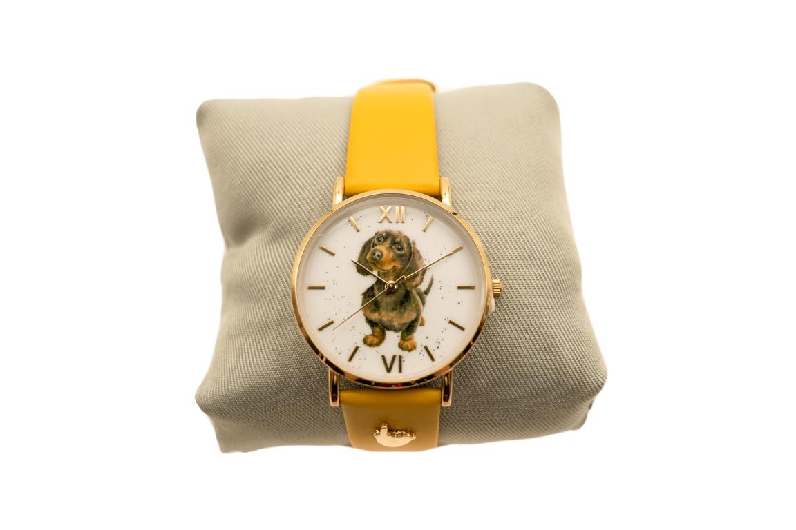 Wrendale Armbanduhr mit gelbem Lederarmband, Motiv Dackel, in Geschenkkarton