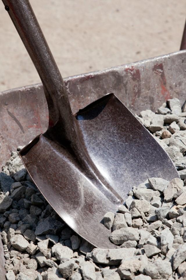 Krumpholz spade schop (210x280mm) met essenhouten steel (100cm) Krumpholz spade schop (210x280mm) met essenhouten steel (100cm)
