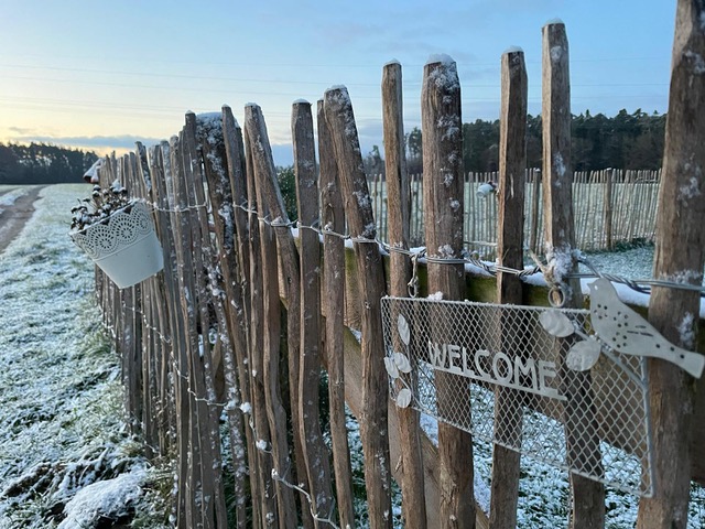 Englischer Staketenzaun mit Dekoration bei Schnee Englischer Staketenzaun mit Dekoration bei Schnee