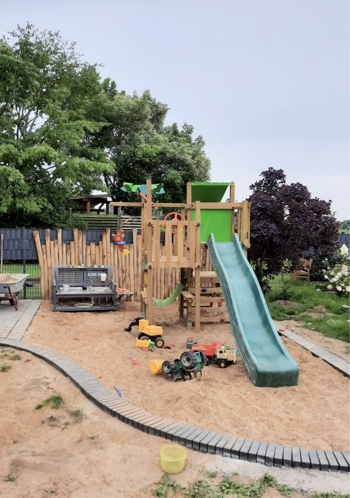 3011-1559 Sichtschutz für Sandkasten aus Kastanien Pfähle 1