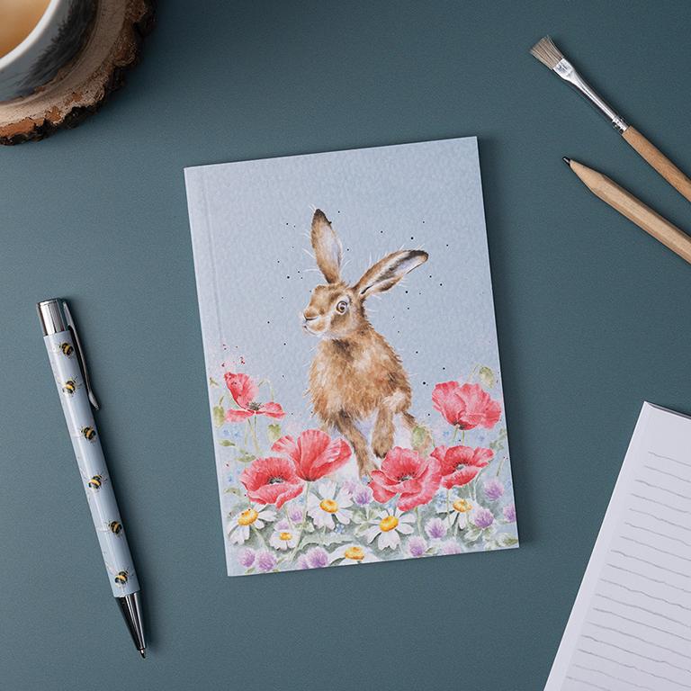Wrendale Notizbuch, DIN A6, Motiv Hase im Blumenfeld, Field of Flowers