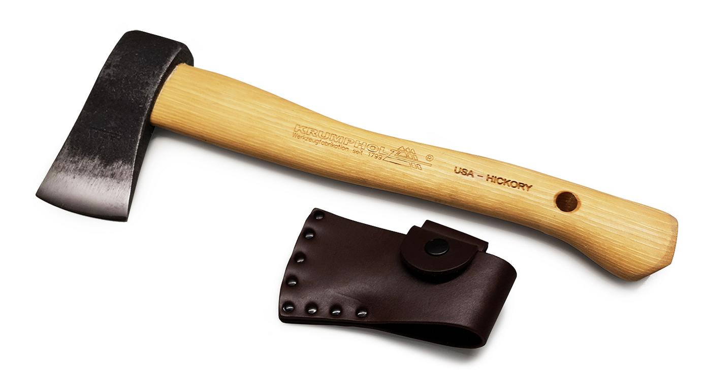 Krumpholz, boswachtersbijl met hickory koeienhuid handvat en leren beschermer Krumpholz, boswachtersbijl met hickory koeienhuid handvat en leren beschermer