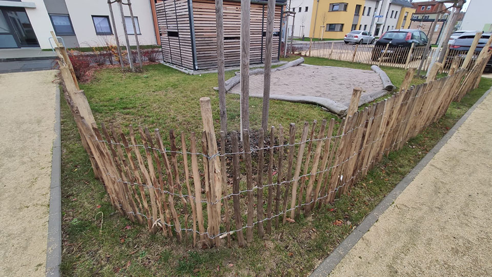 0612-1215 Einzäunung Staketenzaun englisch Spielgelände Sandkasten Robinienholz 2