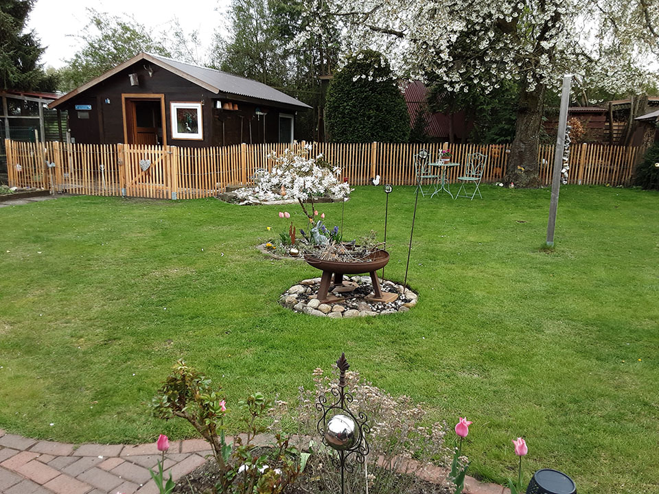 2611-1517 Staketenzaun Gartenumrandung mit Edelrost Feuerstelle