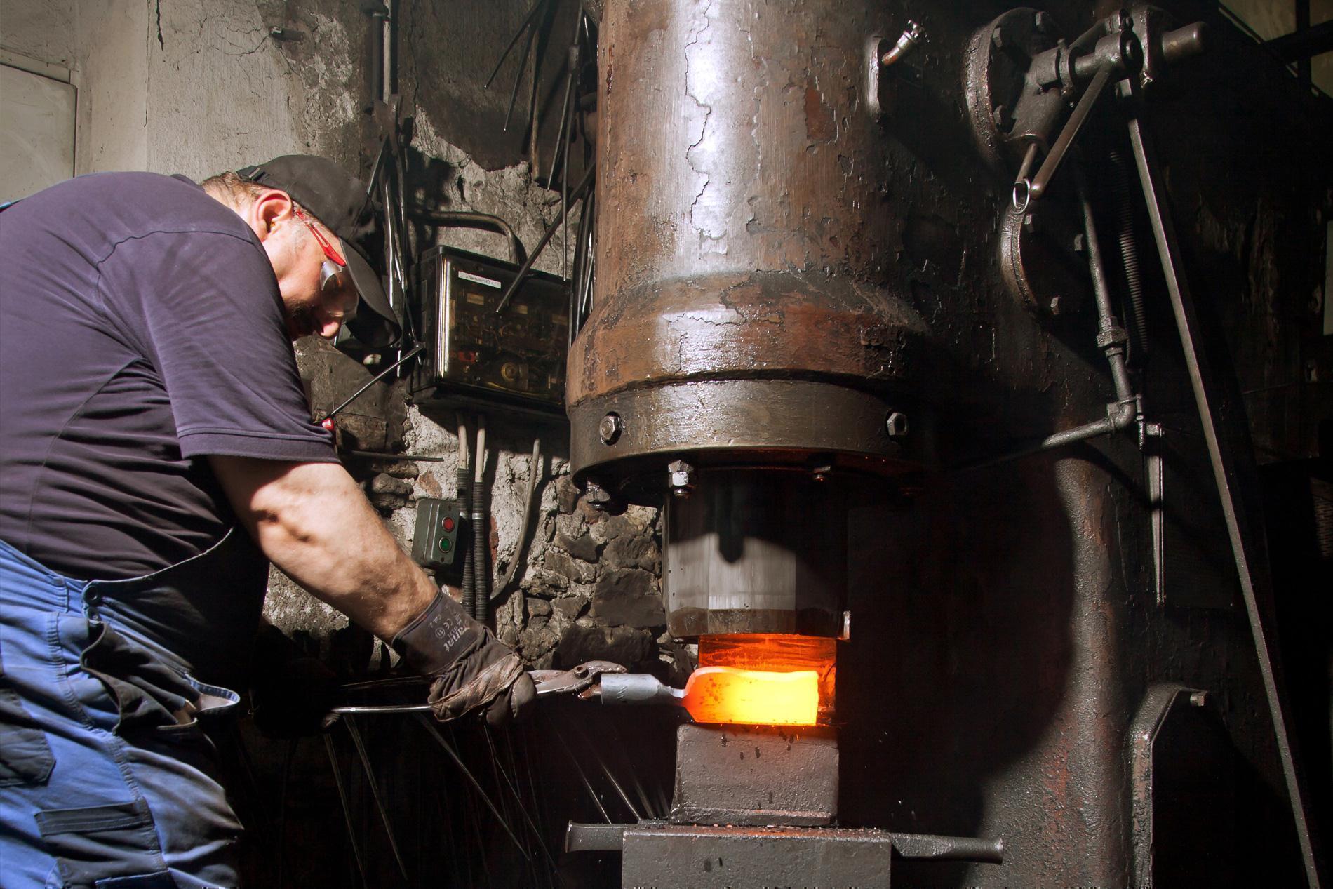 Krumpholz "EURO" - Zware hark, 14 tanden, uit één stuk gesmeed staal met gelakte steel (140 cm) Krumpholz "EURO" - Zware hark, 14 tanden, uit één stuk gesmeed staal met gelakte steel (140 cm)